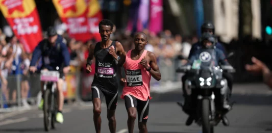 Historický světový rekord 1:59:30 Sabastiana Saweho na London Marathonu 2026