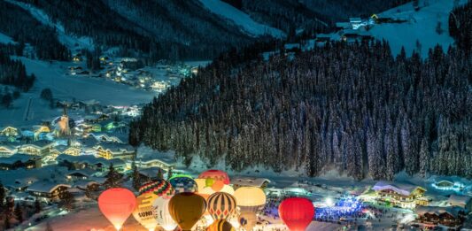 Filzmoos za dva dny: lyžování, běžky s výhledem na celé údolí a balony, které k místu prostě patří