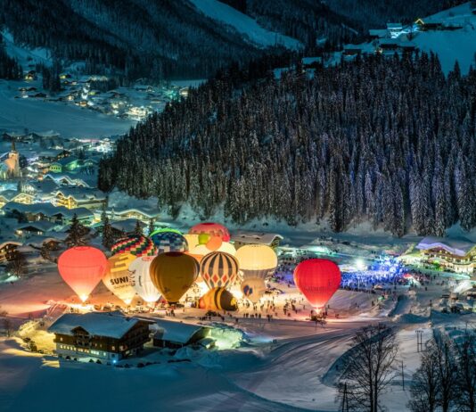 Filzmoos za dva dny: lyžování, běžky s výhledem na celé údolí a balony, které k místu prostě patří